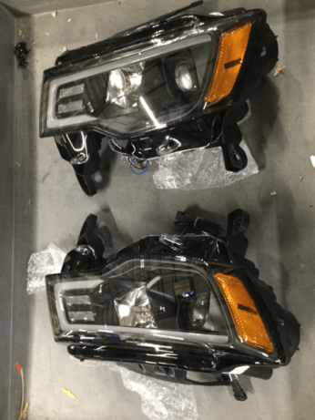 ANZO 2017-2018 Jeep Grand Cherokee Projector Headlights w/ Plank Style Switchback - Black w/ Amber